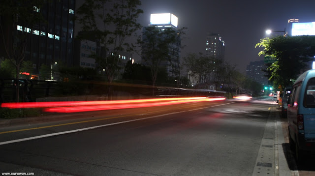 Fotografía nocturna de una calle de Seúl