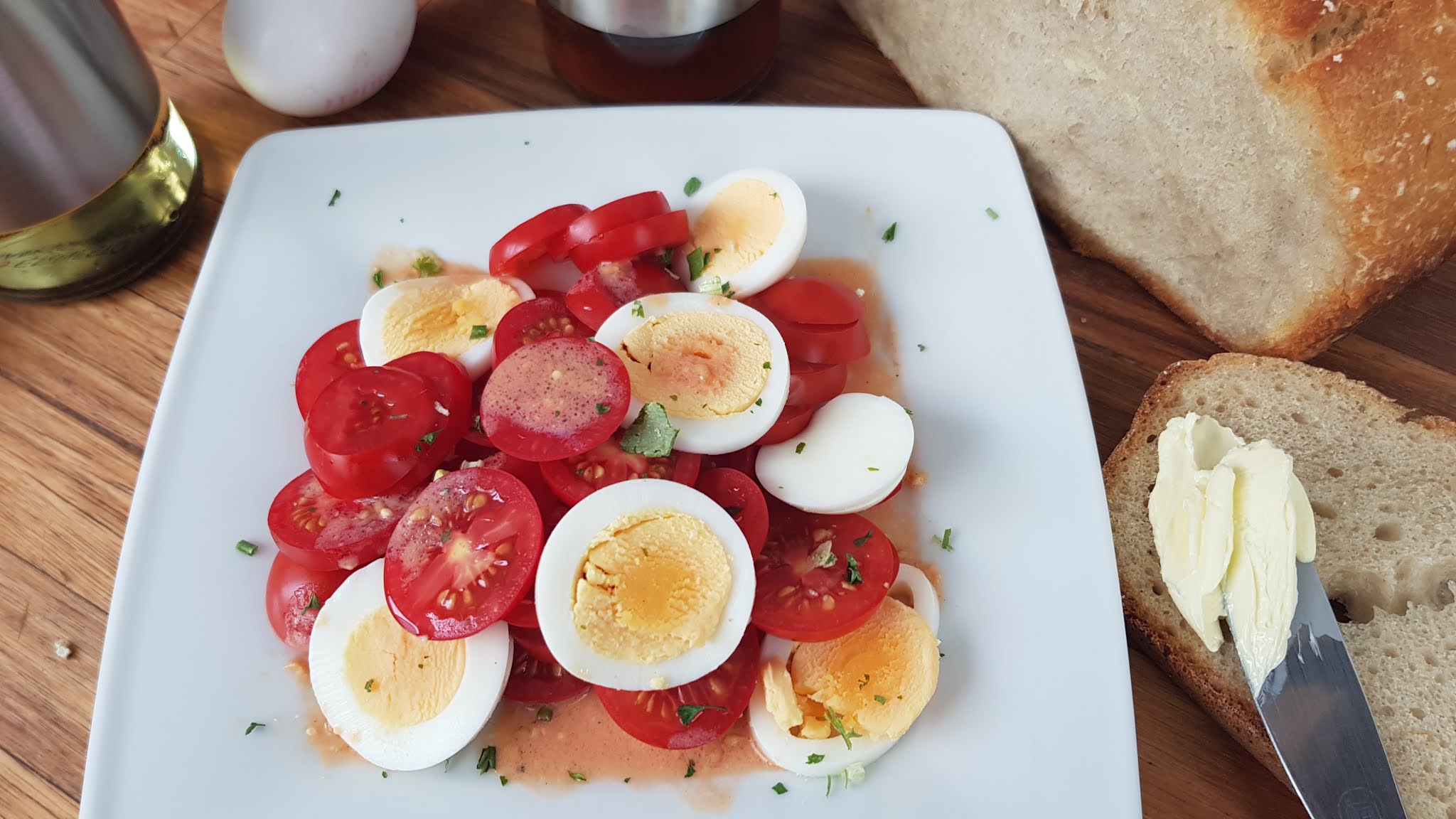 lauwarmer Tomatensalat mit Ei - DIE ideale Mahlzeit für die heiße ...