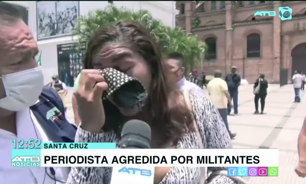 La periodista Magdalena Guzmán trata de recuperarse del efecto provocado por el gas pimienta lanzado por seguidoras del diputado de la alianza Creemos, José Carlos Gutiérrez / CAPTURA ATB