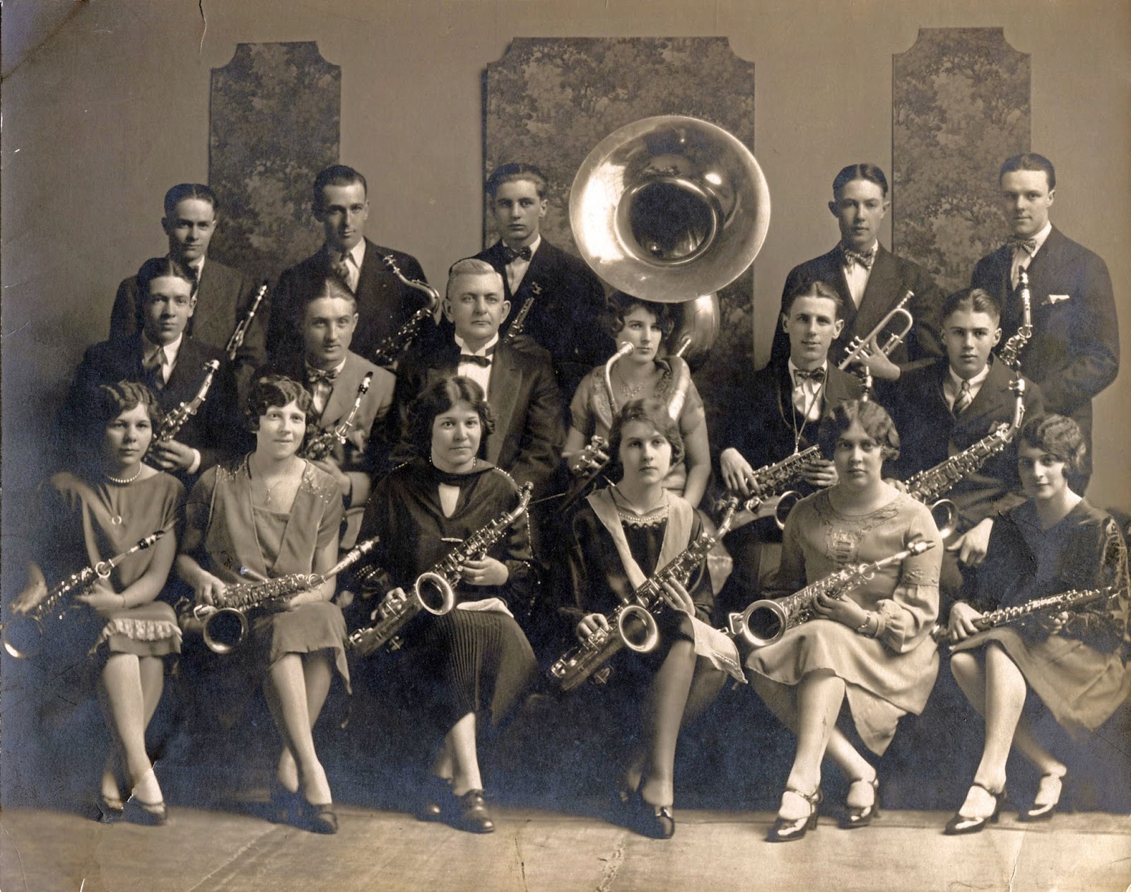 TempoSenzaTempo Sousaphone with Saxophones