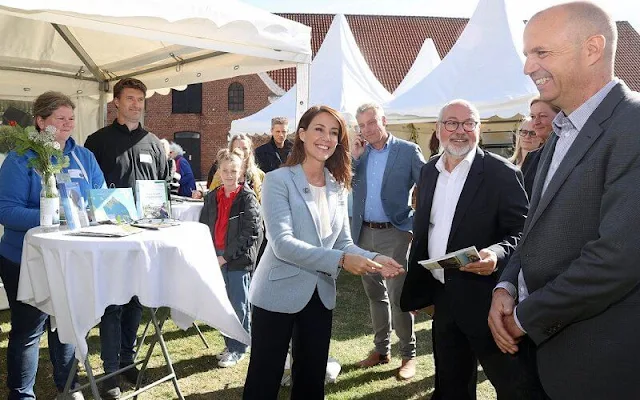 Princess Marie wore a sky blue Drosom blazer from Ralph Lauren. Princess presented the Federation of Retail Grocers' honorary award