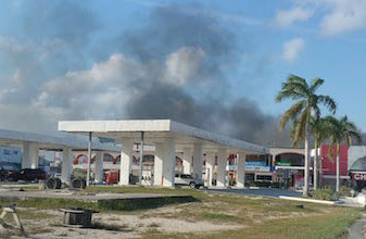 Fuego Norte-Sur: Bodegas arden en Zona Libre Belice y llantas se incendian en el basurero de Cancún