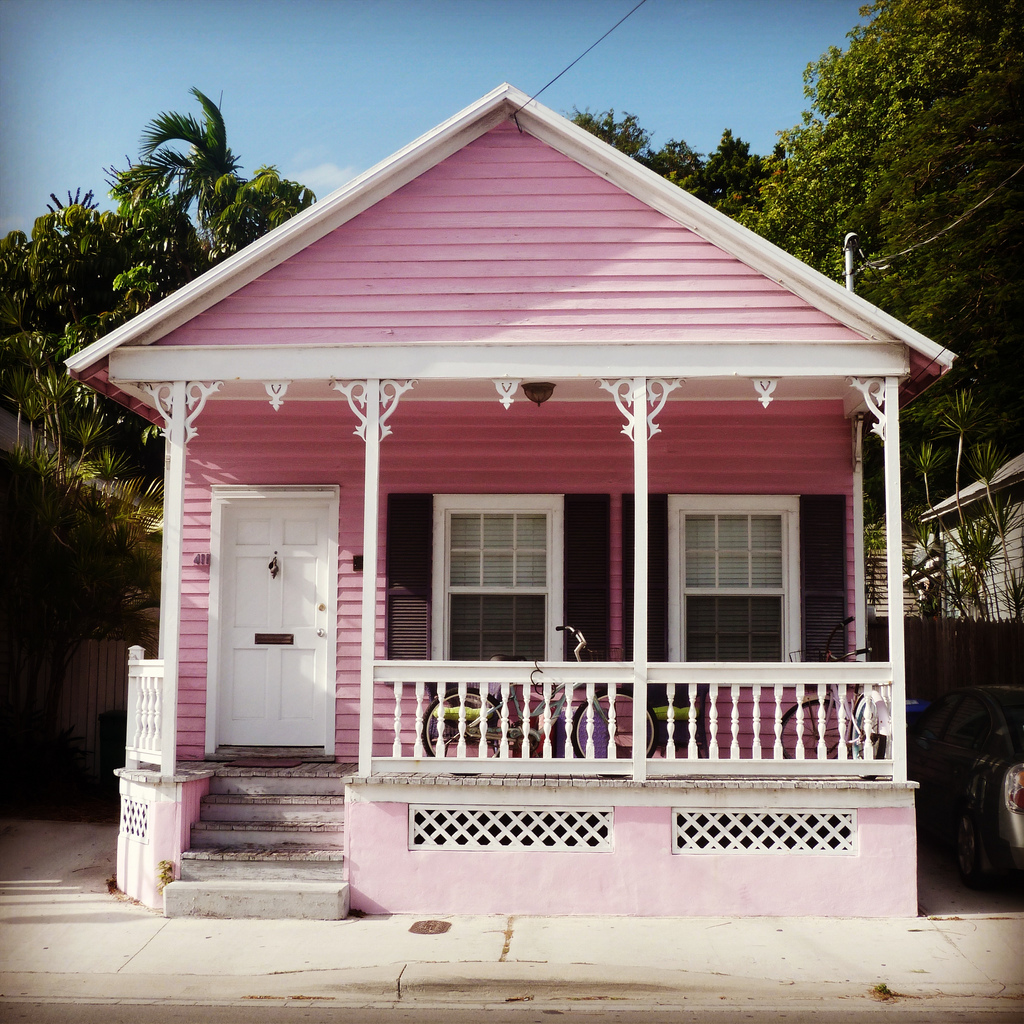 Розовый домик. Розовые дома. Розовый одноэтажный дом. Деревянный дом розового цвета.