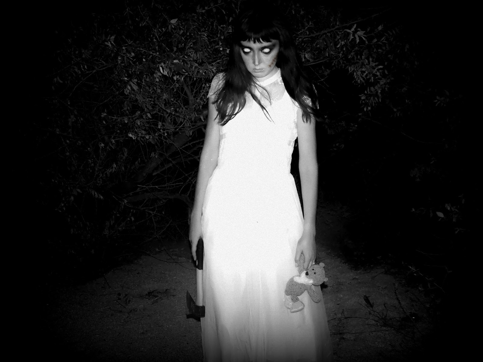 Страшная девочка в белом платье