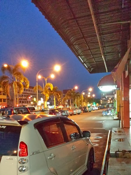 Gambar pemandangan malam di bandar Sarikei Sarawak