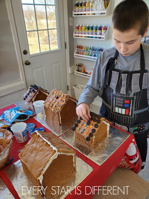 Gingerbread Christmas Projects: More Decorating!