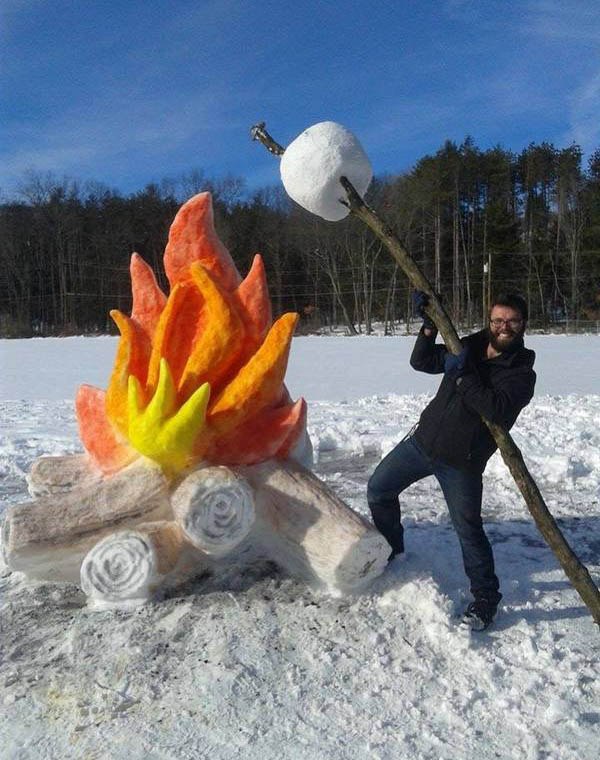 Witzige Winter Bilder - Marshmallow am Lagerfeuer