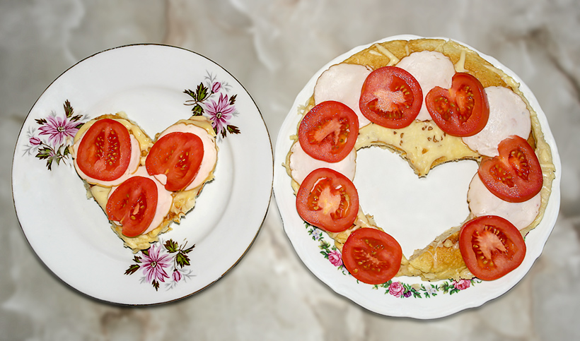 Ktoś pokocha cię (chłopaku) - dwa talerze z omletami, jeden okrągły z wyciętym sercem a drugi w kształcie serca