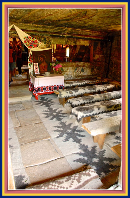 Interior de la iglesia de Surdesti. Se puede ver las alfombras que cubren el suelo