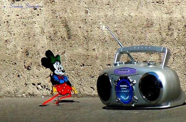 Minnie danza a fianco di una radio portatile