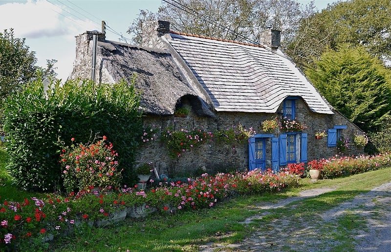 maison bretonne volets bleus