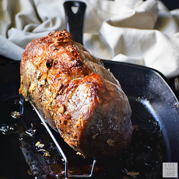 Gather the family around for #SundaySupper to enjoy this beautiful Garlic Roast Beef | by Life Tastes Good. With a crisp garlicky crust on the outside and juicy inside, this elegant meal is special enough for holidays! #LTGrecipes #SundaySupper #RoastPerfect