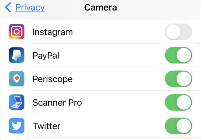 قائمة أمثلة لتطبيقات iPhone التي يمكنها الوصول إلى الكاميرا في إعدادات الخصوصية.