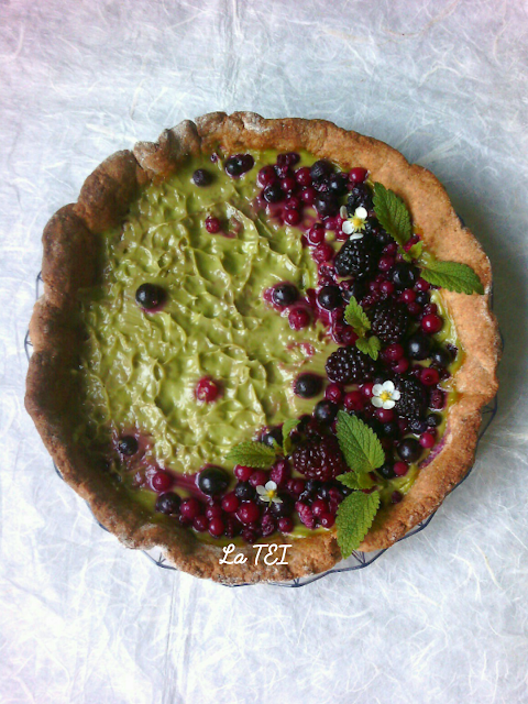 Crostata alla crema di avocado e frutti di bosco, senza lattosio e senza uova