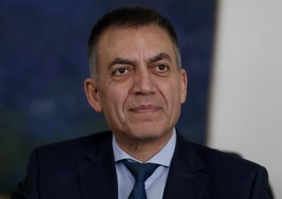 «Ψέμα τα περί μείωσης μισθού 50%», λέει ο Βρούτσης για την εκ περιτροπής εργασία 