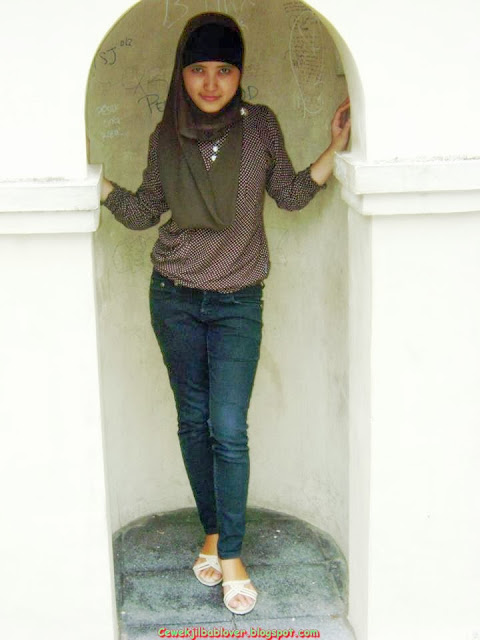 Tante Nungging: Dina, Mahasiswi UNY Berjilbab Wajahnya Bening Banget