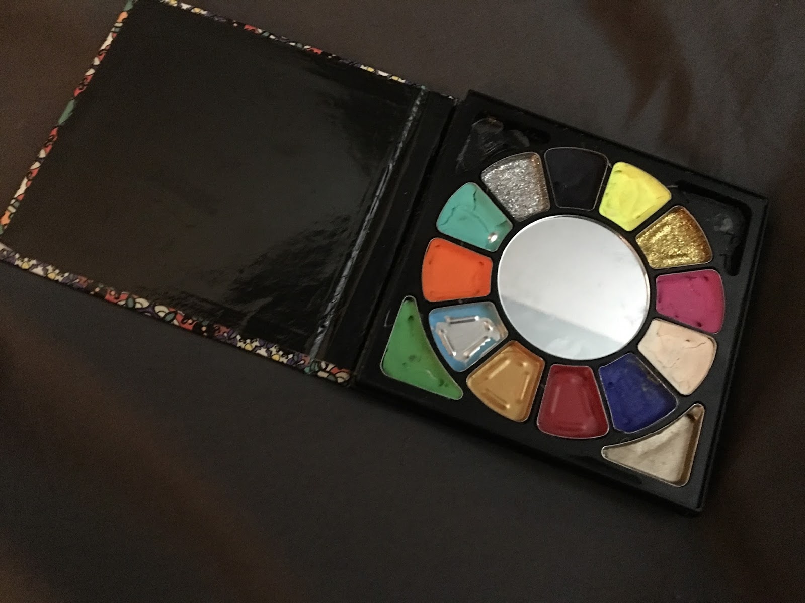 ReuseIt Edmonton Makeup Palette Upcycle