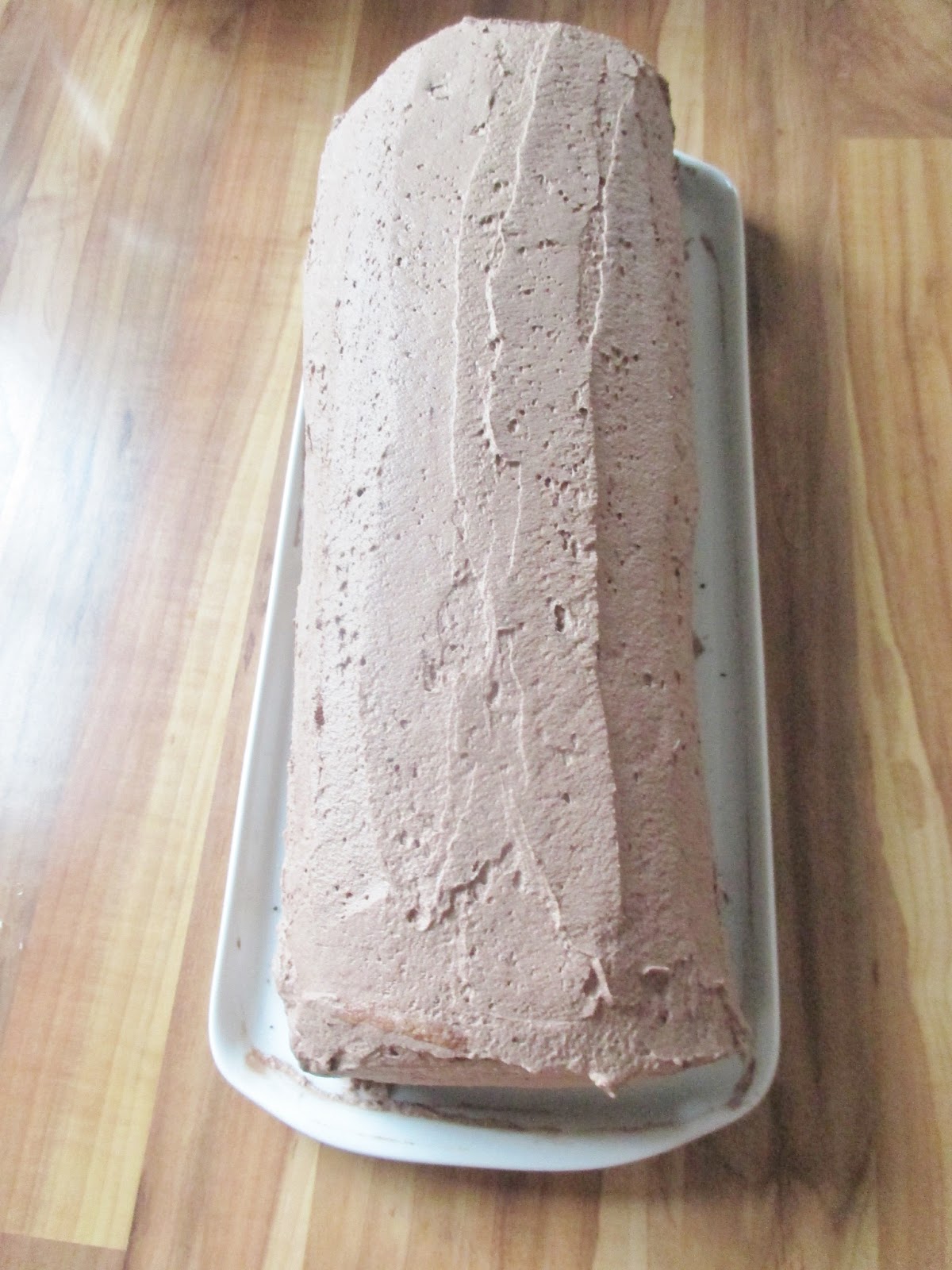 Biskuitrolle mit Banane und Schokosahne