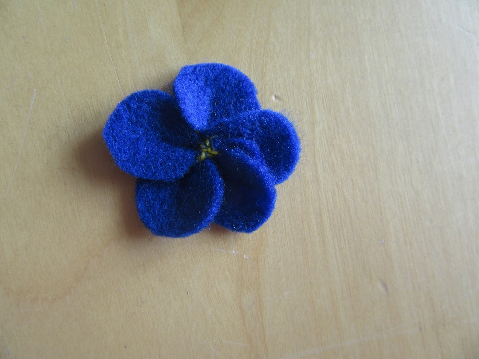 Sandra Loves....... Felt flower brooch 50 makes for Christmas 16/50