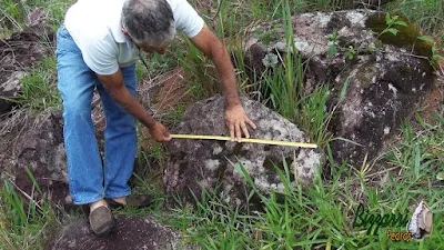 Bizzarri garimpando pedra, escolhendo as pedras para fazer nossas construções com pedras, caminhos com pedra, parede com pedra, lago com pedras ornamentais, cascata com pedras, escada com pedra, calçamento com pedra, muros de pedra. Olhando essas pedras assim no lugar já vou imaginando cada tipo de trabalho que vou fazer com essas pedras. Essas pedras da foto vou fazer um paisagismo com pedra. Acho lindas essas pedras que vão sendo escurecidas com o tempo e vão criando esse musgo na pedra que da esse jeito de pedra natural. 28 de novembro de 2016.