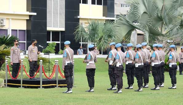 Kapolda Sumbar memimpin upacara pemecatan delapan personel