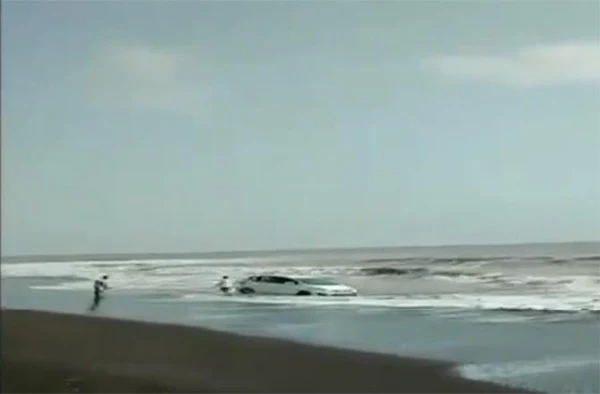 Video: Car stuck in beach sand is rocked by strong waves, passengers manage quick escape, Mumbai, News, Video, Police, Car accident, Sea, Passengers, National, Humor