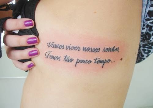 Featured image of post Tatuagem Com Frases Na Costela As frases podem ser com os mais