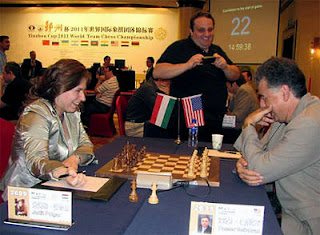 Echecs à Ningbo : la Hongroise Judit Polgar face à l'Américain Yasser Seirawan au Championnat du Monde par équipe © ChessBase