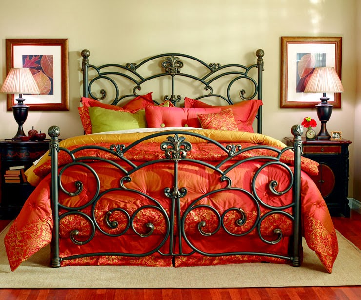 "La Rosa nel Vento." I Love Vintage Iron Beds, and American Country Style Furniture for Our New