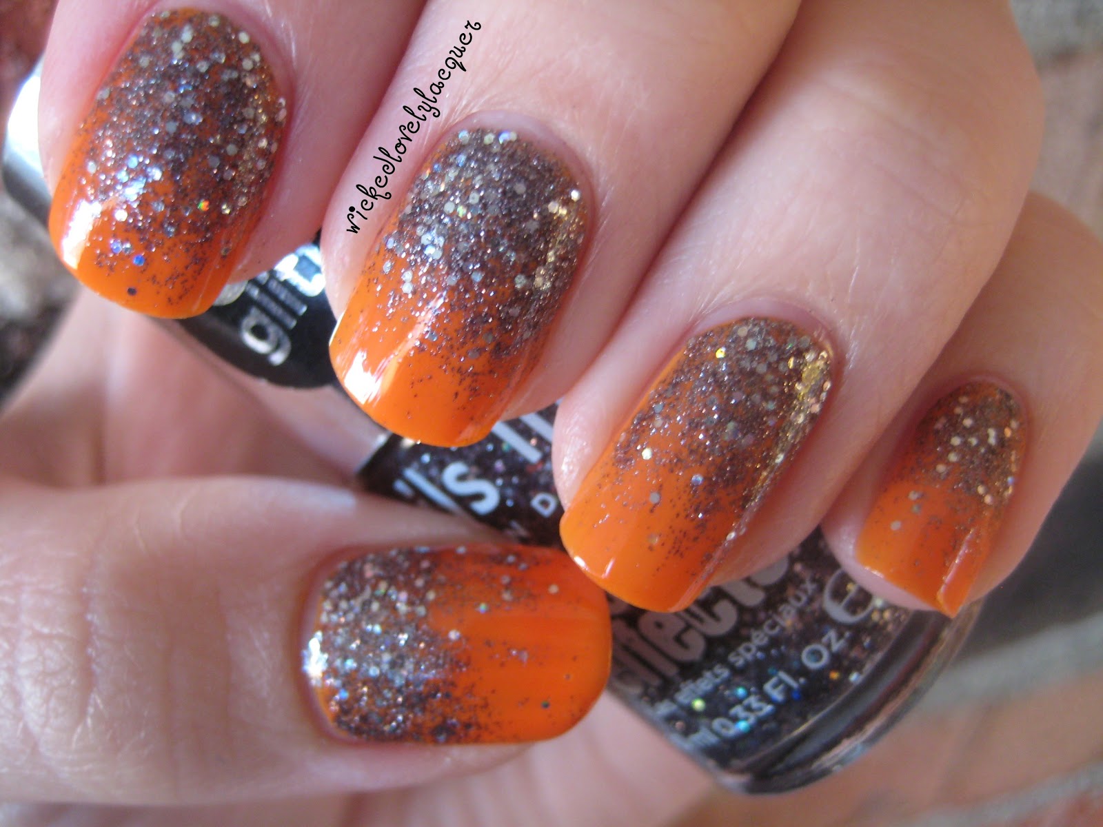 10. Glitter Gradient Nails for the Holidays - wide 1
