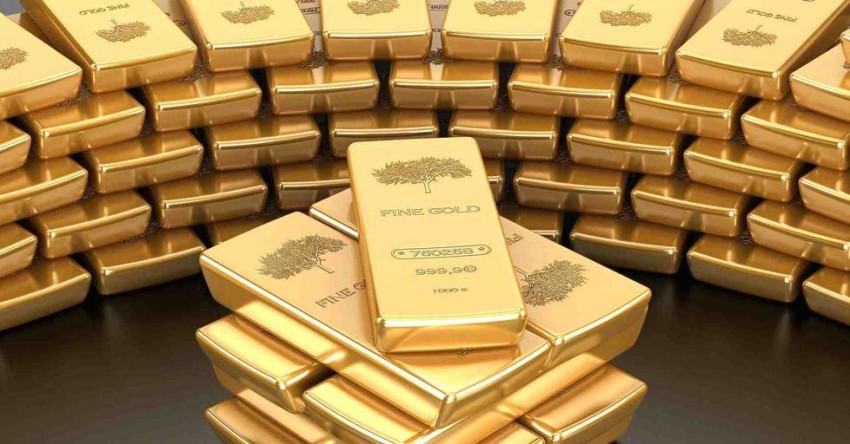 Gold prices are rising globally Gold prices rose globally on Monday, coinciding with the decline of the US dollar, and investors awaiting more US economic data.