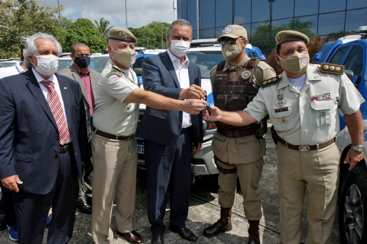 Rui entrega 49 viaturas e anuncia convocação de 1,7 mil PMs