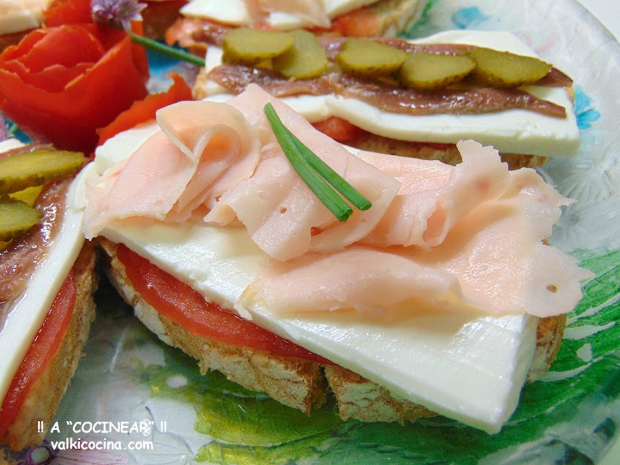 Montaditos o tostas de queso fresco con anchoas y pavo