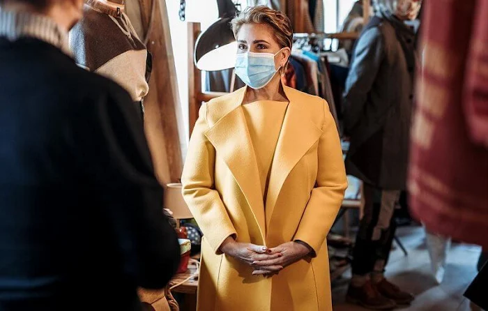 Grand Duchess Maria Teresa wore a black embroidered drill coat from Valentino. Yellow coat. BENU Village Esch in Esch-sur-Alzette