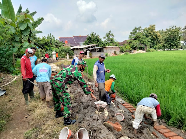 Babinsa Bahu Membahu Buat Talud Saluran Air