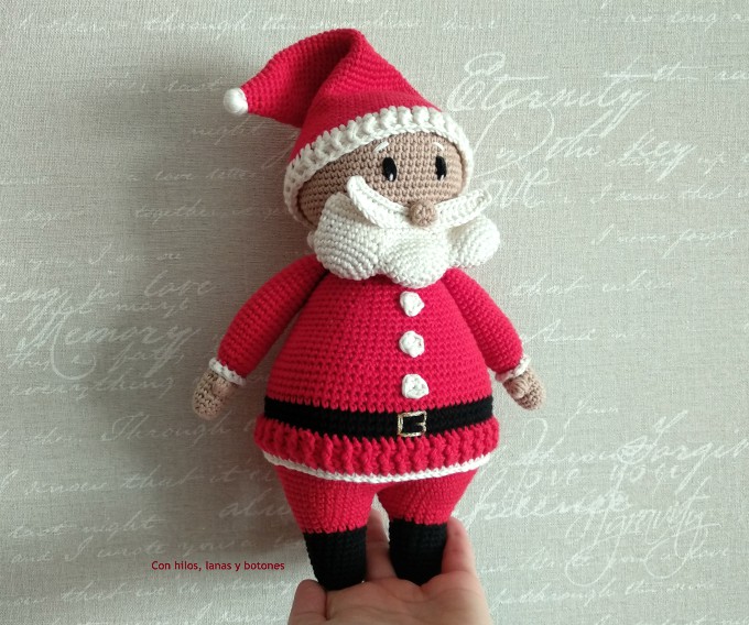Con hilos, lanas y botones: Papá Noel amigurumi (patrón Cucapuntoes)