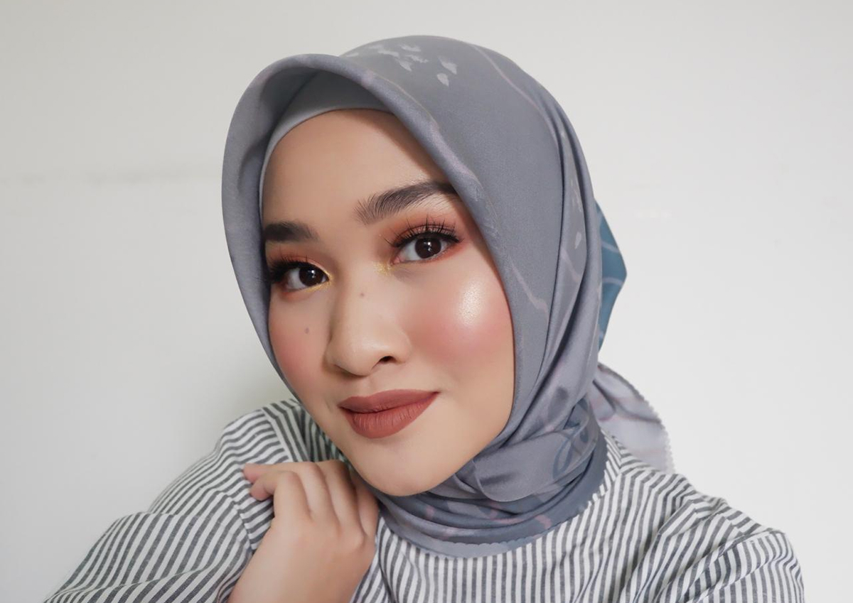 Youtuber manis Kiara Leswara make up tutorial Bold dan seksi Kiara Leswara Kiara Leswara cewek manis Hijab YouTuber