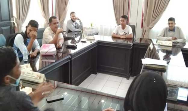 Pramugara Transpadang saat mengadu ke DPRD Padang