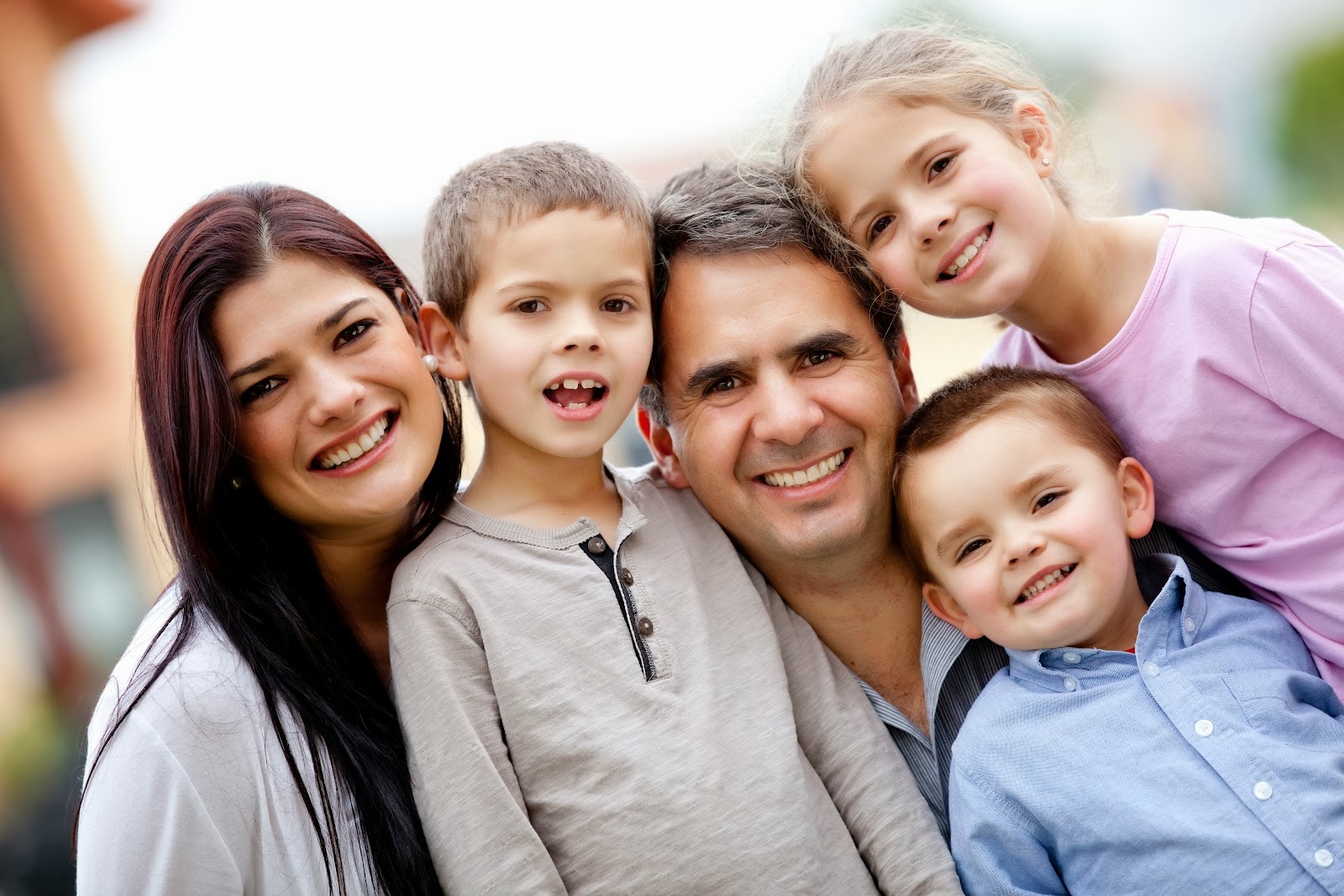 Семья из трех дам. Фотография семьи. Ребенок в семье. Семья с тремя детьми. Портрет счастливой семьи.