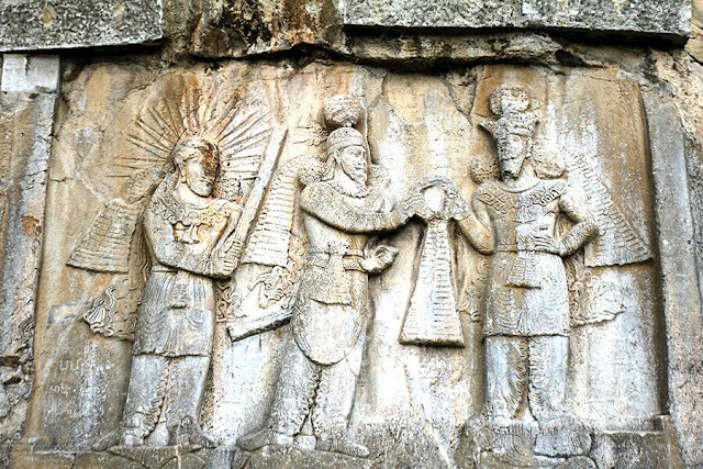 Венчание на царство императора Сасанидов Шапура II (в центре) с Митрой (слева) и Ахура Маздой (справа), скальные рельефы Таг-э-Бостана, Иран