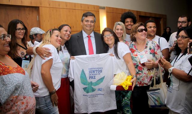 Governador Flávio Dino com membros de organizações da sociedade civil que também participaram do evento
