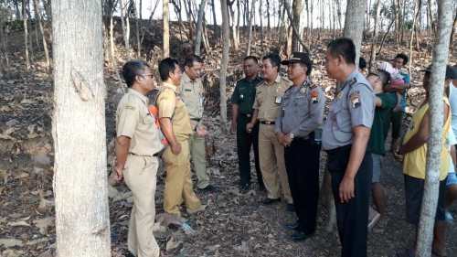 Tim ESDM Jateng Tinjau Lokasi Semburan Api Dari Lubang Sumur di Tanon