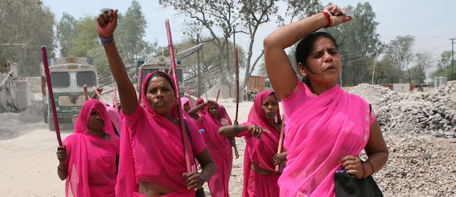 Sambil Bawa Tongkat, Geng Wanita Berbaju Pink Ini Siap Pukuli Para Pemerkosa di India Sambil Bawa Tongkat, Geng Wanita Berbaju Pink Ini Siap Pukuli Para Pemerkosa di India