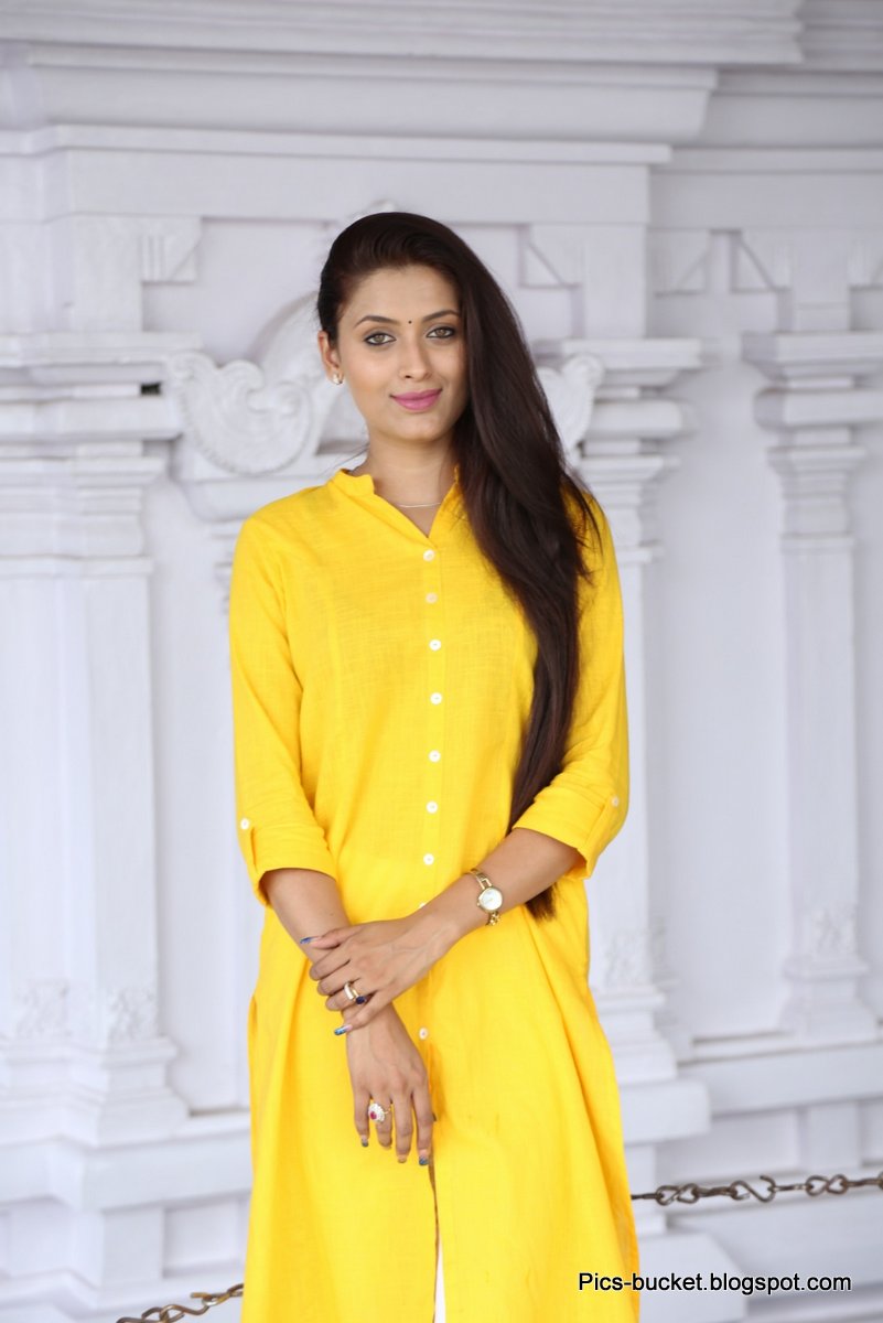 Actress Geetika Tyagi Latest HD Photos and Wallpapers - Cantik Sexy Hot
