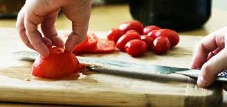 cut-the-tomatoes-into-the-small-pieces