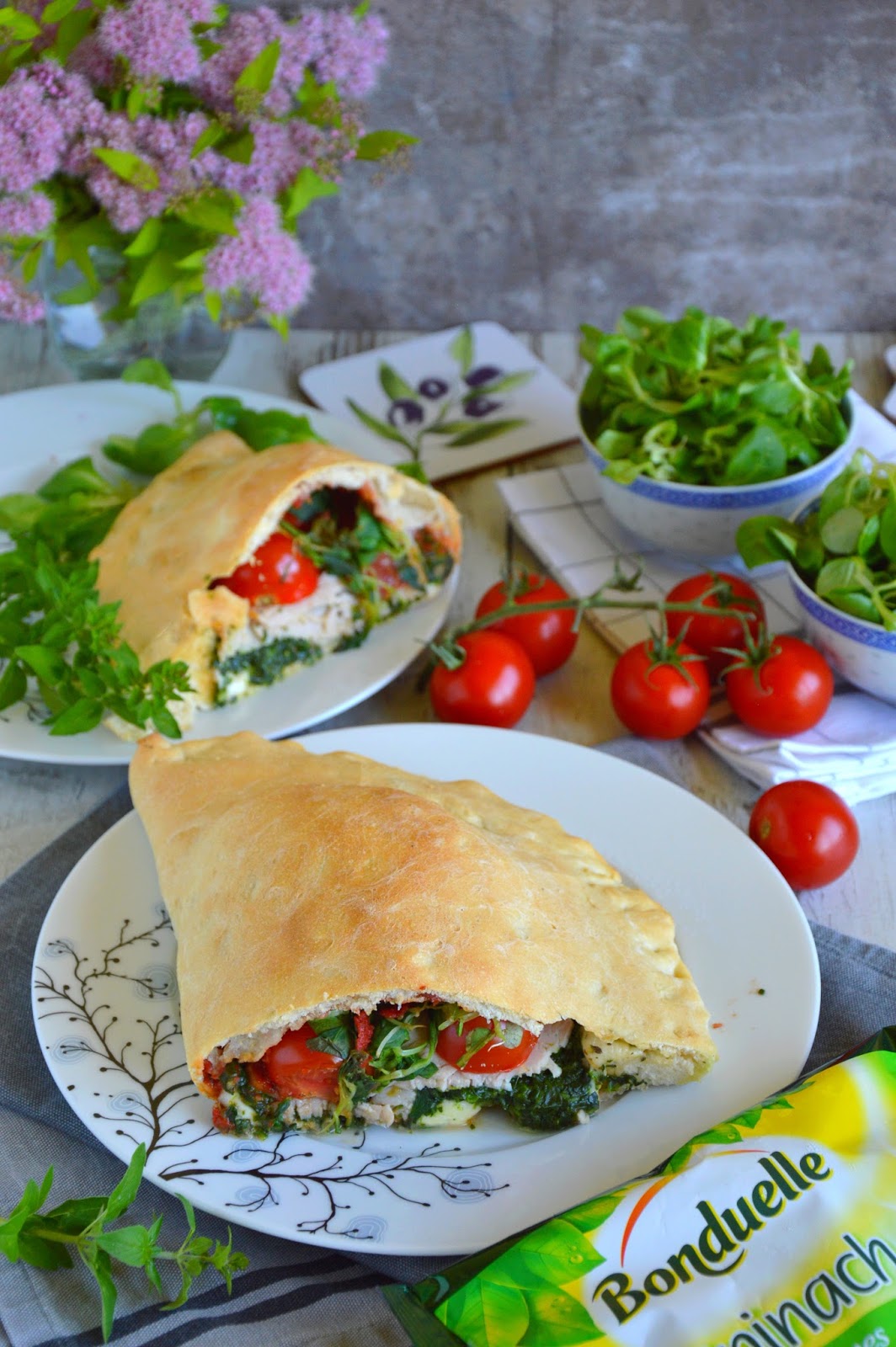 Passions, hobbies, life Calzone ze szpinakiem, pomidorkami, roszponką, szynką i mozzarellą