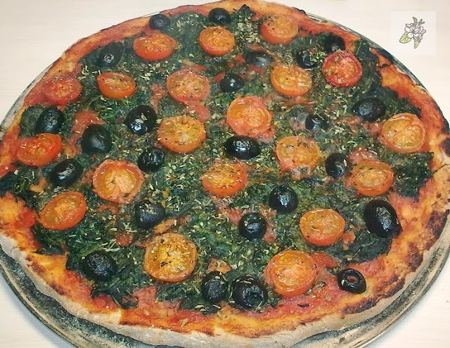 Pizza vegana de espinacas y tomatitos cherry con base de espelta.