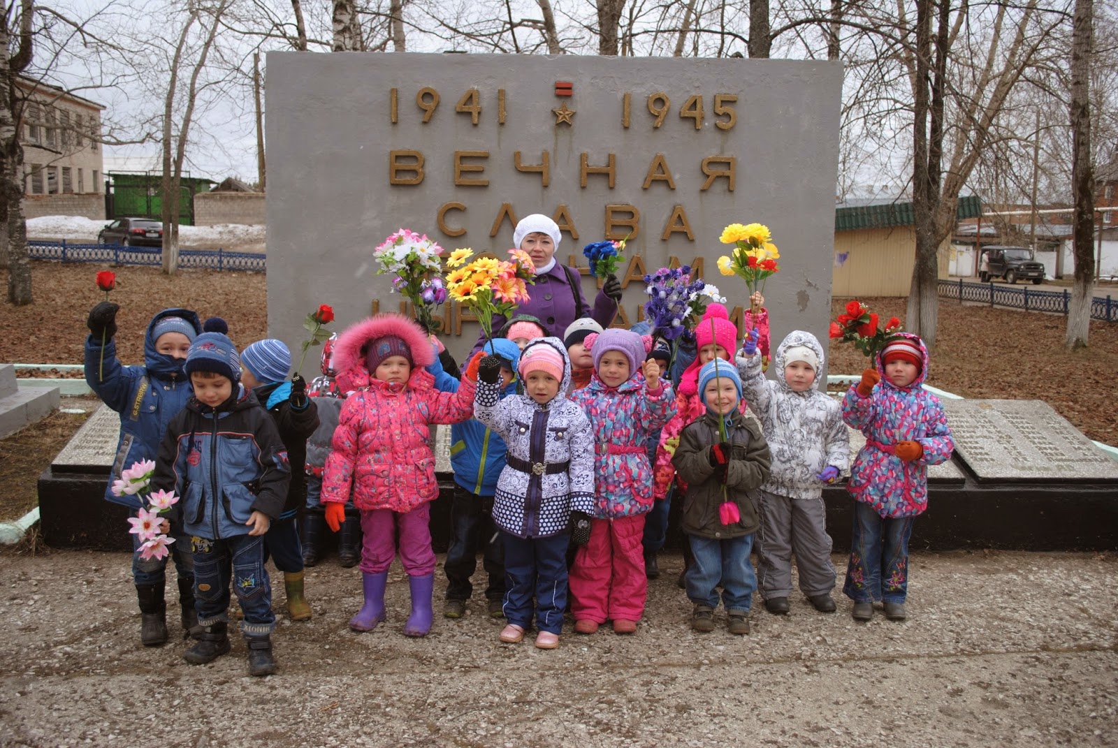 Малыш в военной форме. Влюбленные на войне. Влюбленные на войне. Картина лето для детей. Сюжетные картины для детского сада.