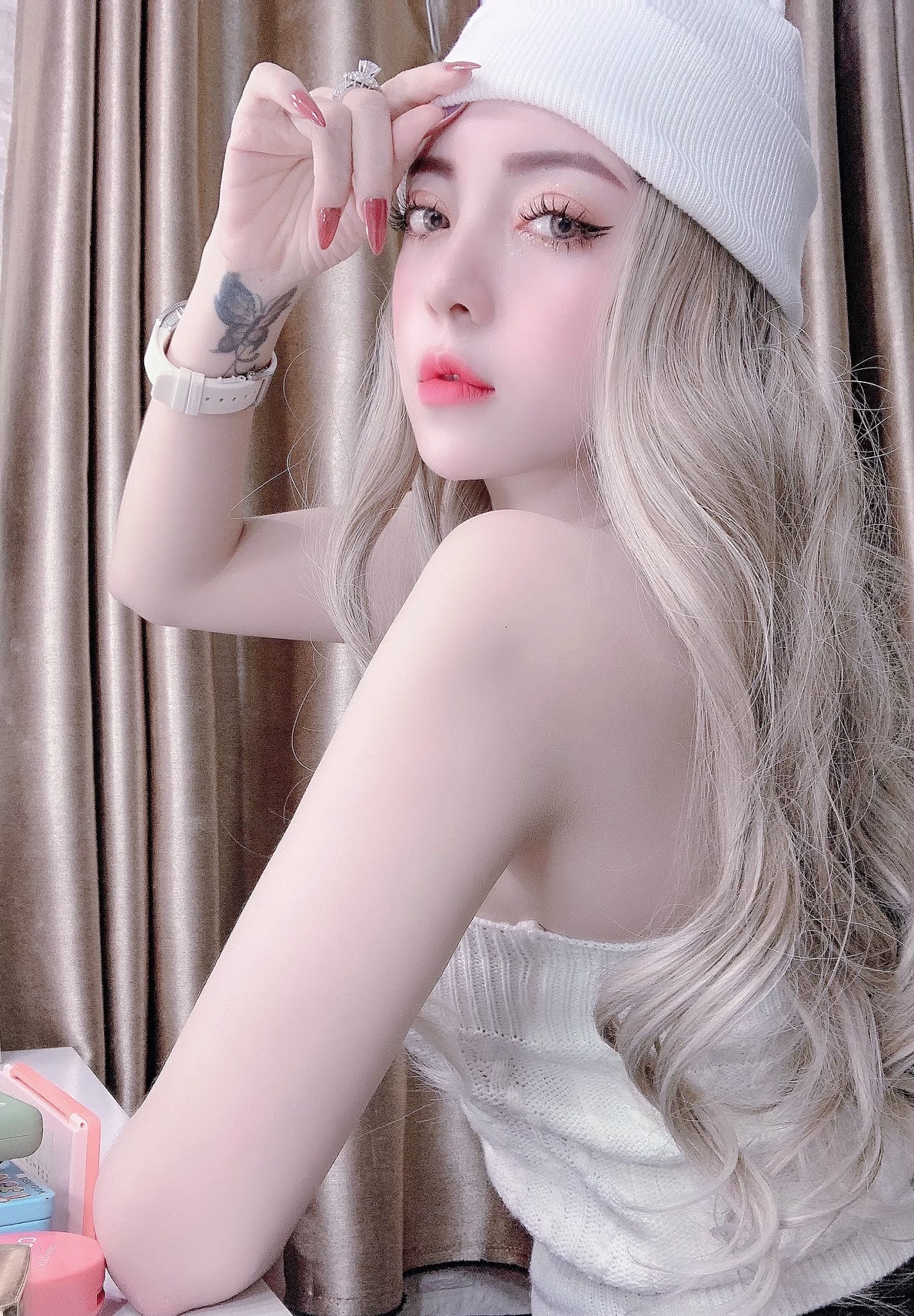 Cận cảnh nhan sắc xinh đẹp, nóng bỏng "đốn tim" khán giả của nữ DJ Lê Thương