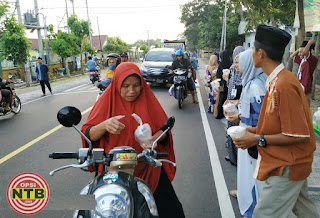 Siswa SMKN 1 Sikur Berbagi Takjil